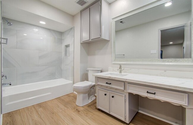 Building Photo - 2202 Briarview Dr