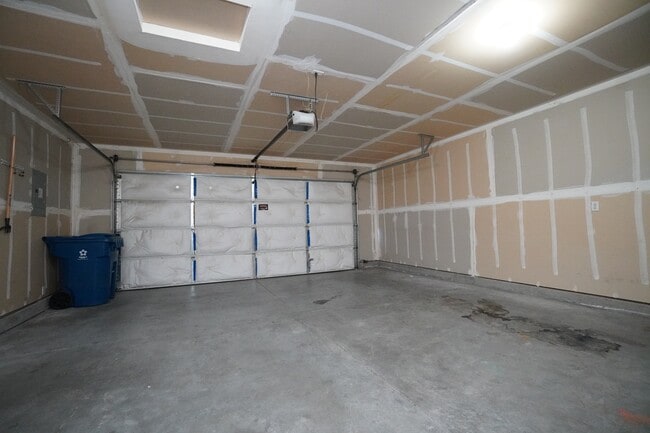 Building Photo - 16274 Silver Creek Ave