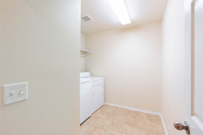 Building Photo - 2228 Stonepark Pl