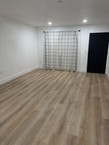 Building Photo - 1078 E White Mountain Blvd