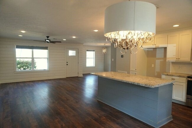 Building Photo - 210 Baber St