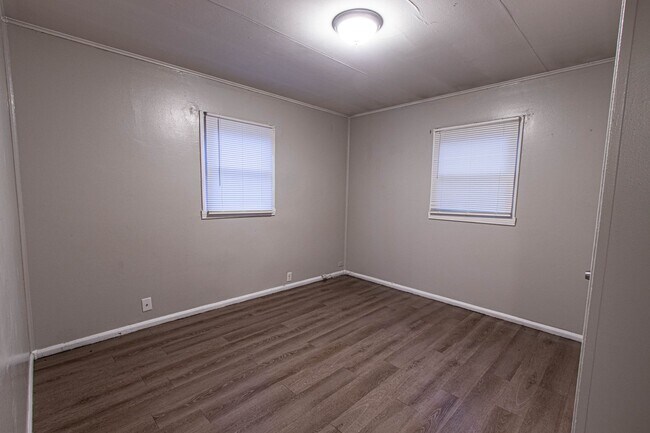 Building Photo - 3 Bedroom/1 Bathroom House For Rent