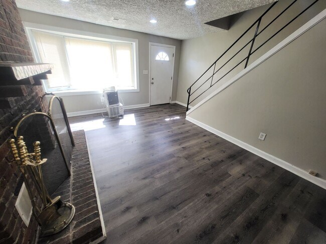 Building Photo - Row home for 1361/month!