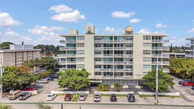 Building Photo - 9500 W Bay Harbor Dr