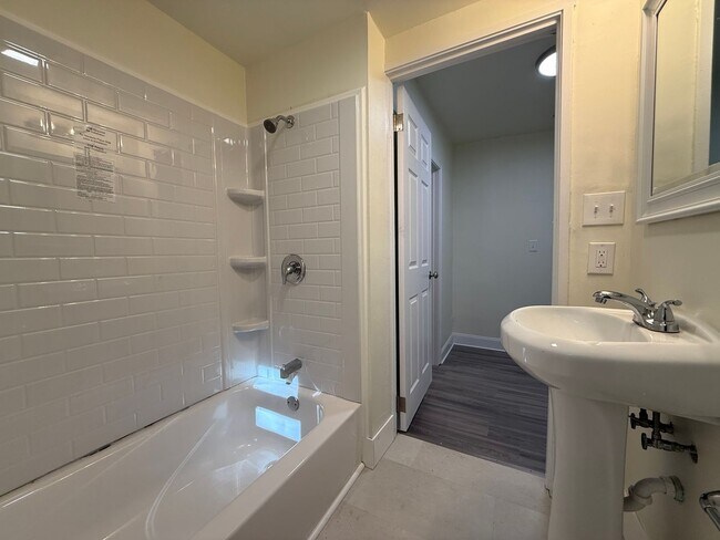 Building Photo - Updated 2BR Townhouse with off street park...