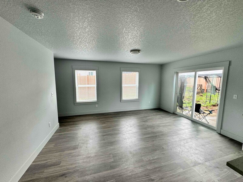 Building Photo - 304 Oak St