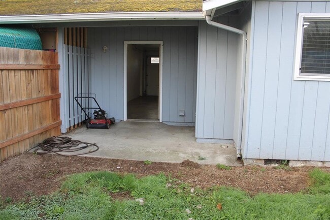 Building Photo - 2 Bedroom, 1 Bathroom Duplex!!!!