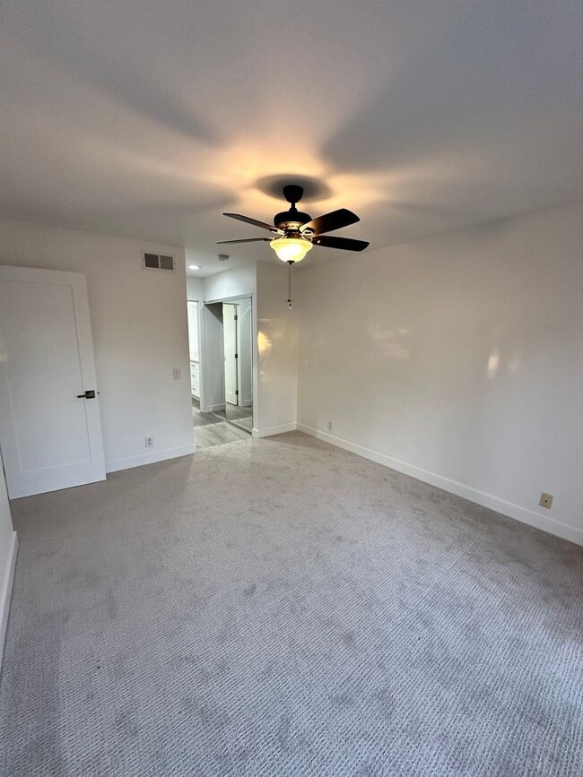 Building Photo - Charming Loft Condo with Balconies, Vaulted Ceilings & Fireplace – For Lease