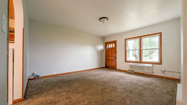 Building Photo - 704 Hickory St