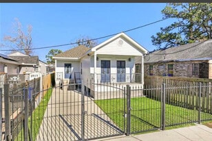 Building Photo - 8911 Apple St