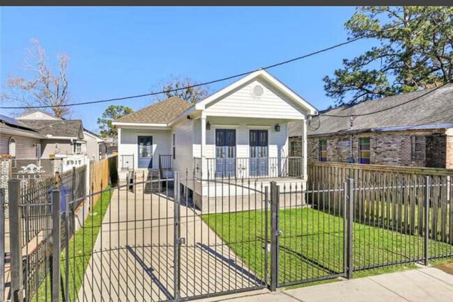 Building Photo - 8911 Apple St