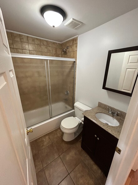 Building Photo - 2027 E Sergeant St