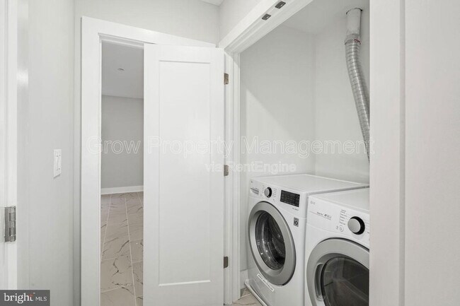 Building Photo - 1904 E York St