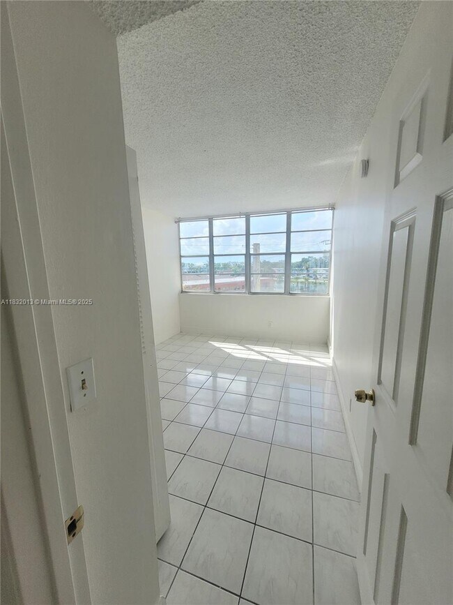 Building Photo - 2025 NE 164th St