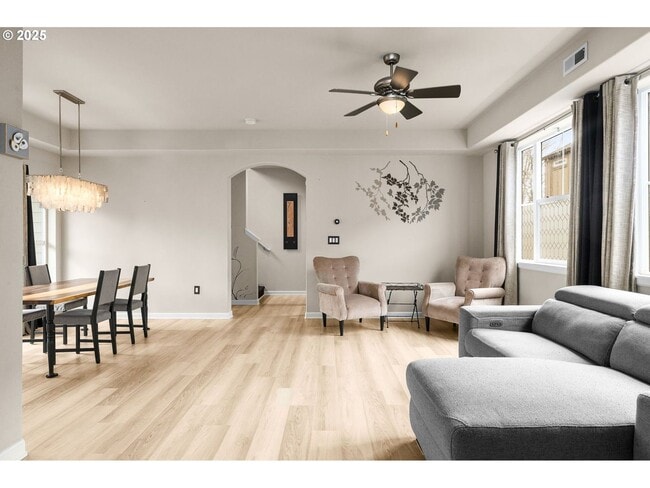 Building Photo - Beautiful Newly Renovated Spacious 3 Bedroom Home!