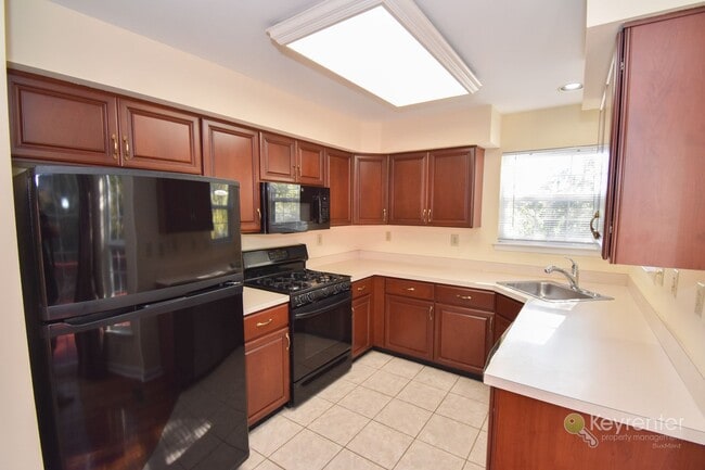 Building Photo - End Unit Townhome in Warrington Hunt community with 2 car garage!