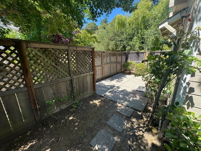 Building Photo - Charming and Serene 3BD/2.5BA Duet In Desi...