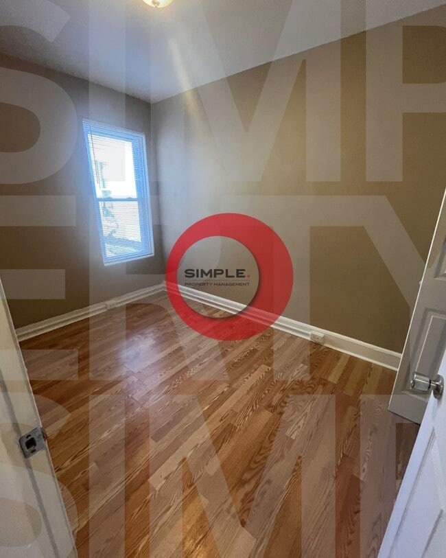 Building Photo - Great space & Location!