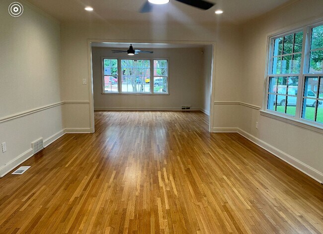 Building Photo - Beautifully updated midtown charmer!