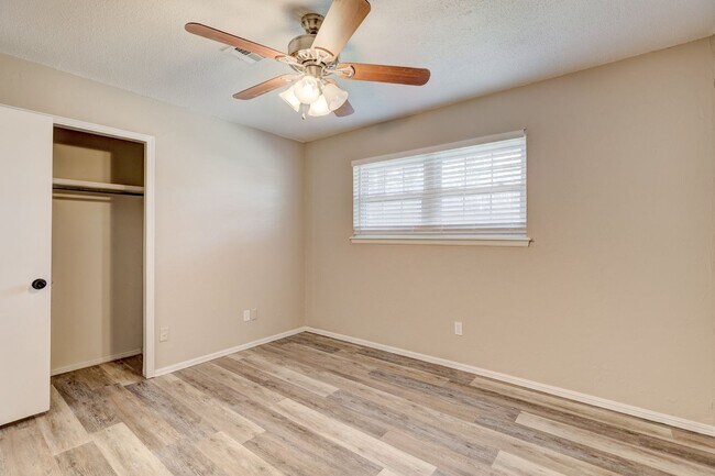 Building Photo - 206 Del Mar Dr