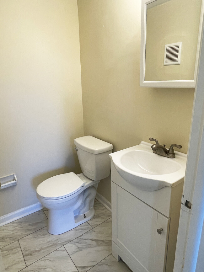 Half bath (in bedroom #2) - 1018 Barclay Sq