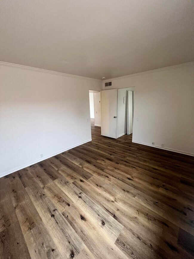 Building Photo - 400 N Sunrise Way