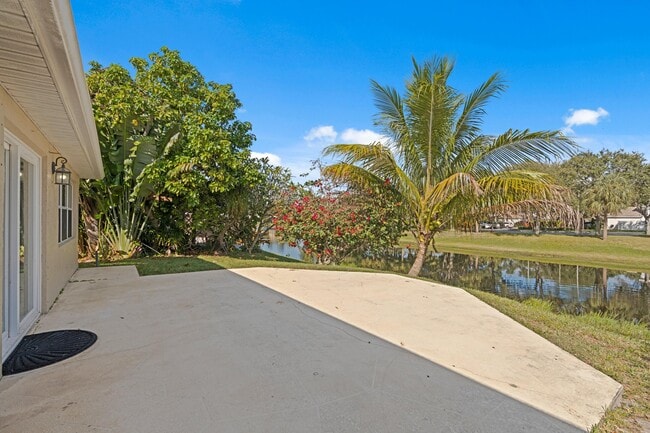 Building Photo - 1151 Delray Lakes Dr