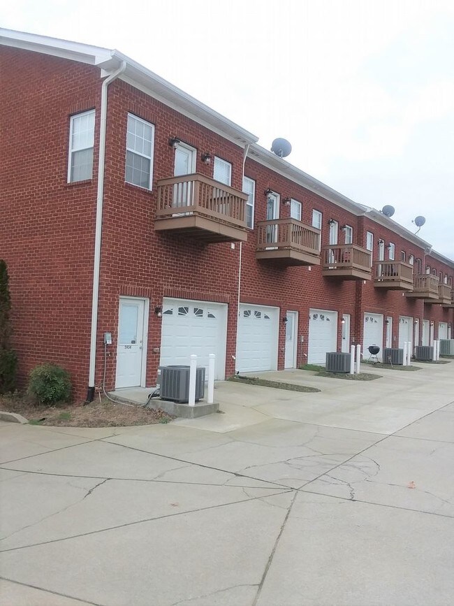 Building Photo - Nashville Townhouse w/Attached Garage