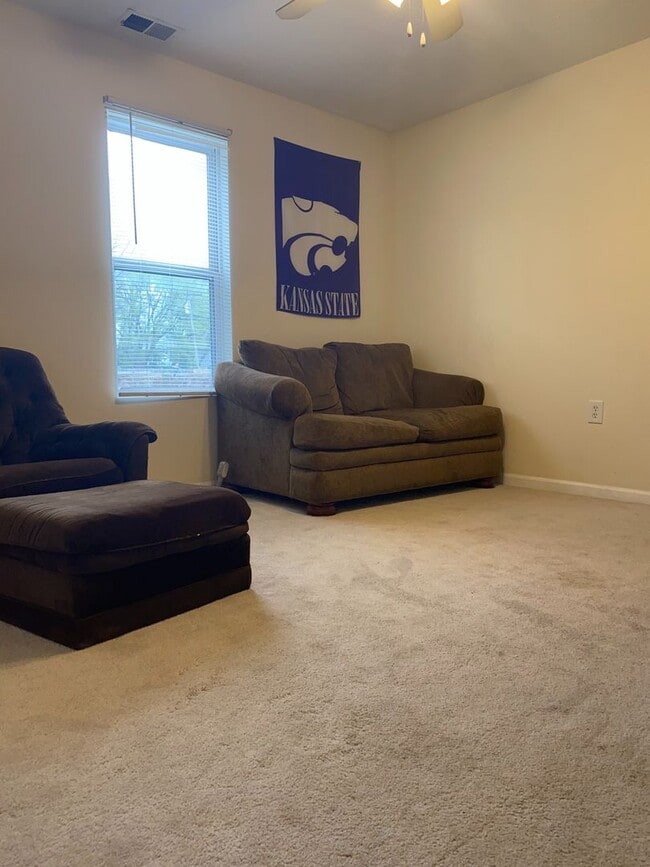 Building Photo - 4 Bedroom Duplex. Close to Campus and Down...