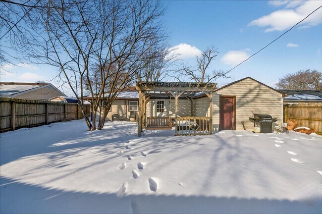 Building Photo - 4911 Barlow Dr