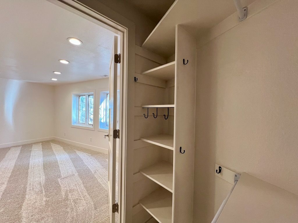 Building Photo - 425 Lakeview Way