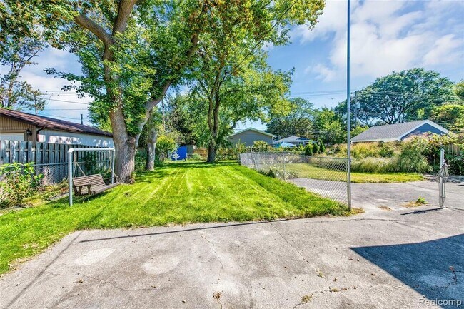 Building Photo - 3216 Maplewood Ave