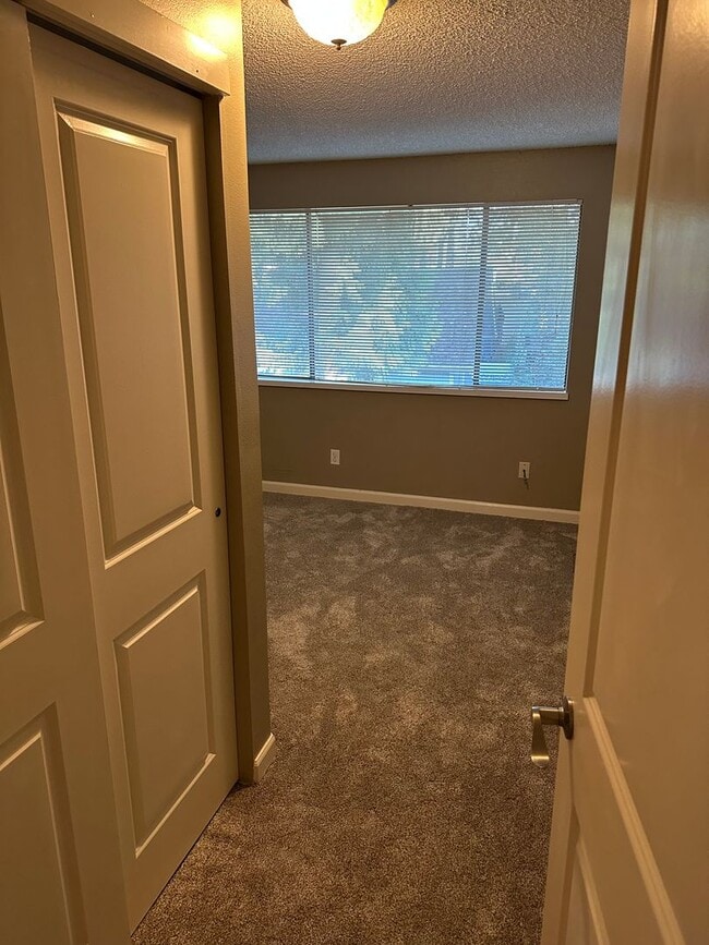 Building Photo - Gated Lakefront Rental Opportunity