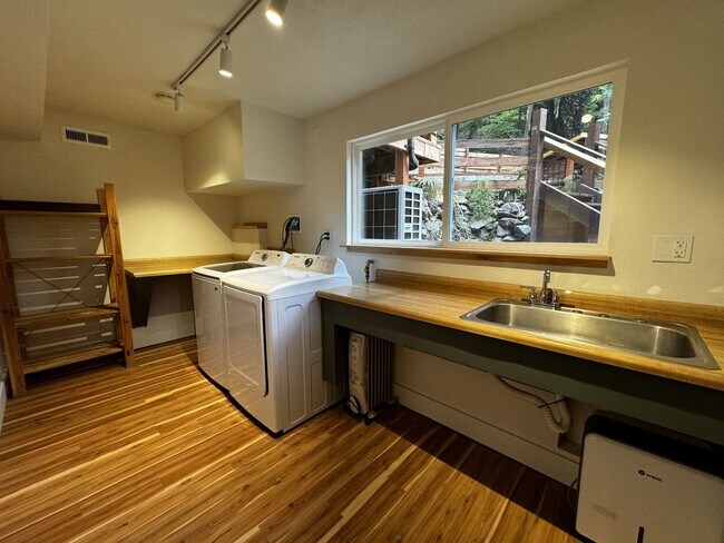 Building Photo - 1604 Square foot modern multi level home minutes from Occidental, storage, primary suite, large y...