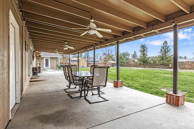 Building Photo - Madera Ranchos Home, 3BR/2BA, Built 1986 -...