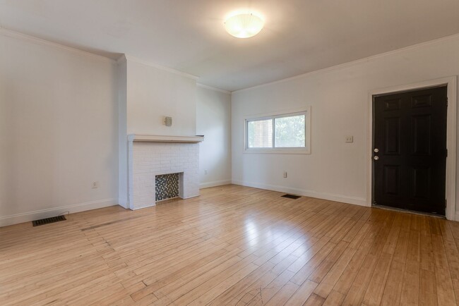 Building Photo - 2823 Cobden St