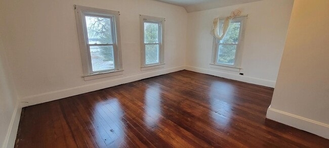 Building Photo - 2815 N Shore Dr