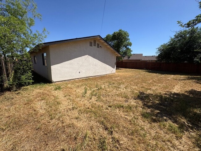 Building Photo - Charming Tulare home available now!