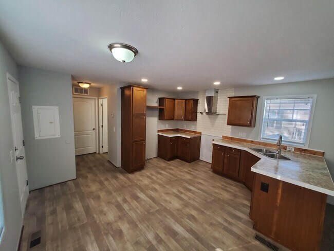 Primary Photo - 8 Bluebird Hill Dr