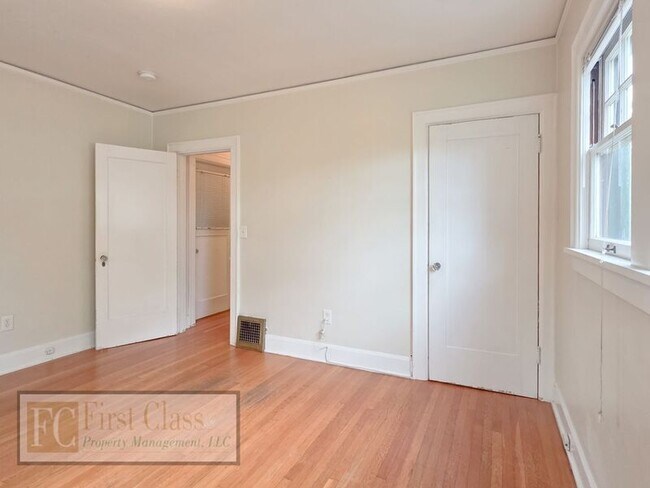 Building Photo - 2321 NE Weidler St