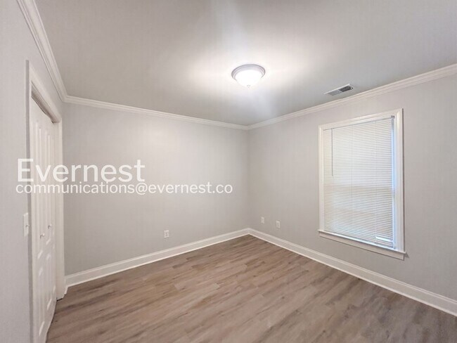 Building Photo - 309 Pickfair Way SW