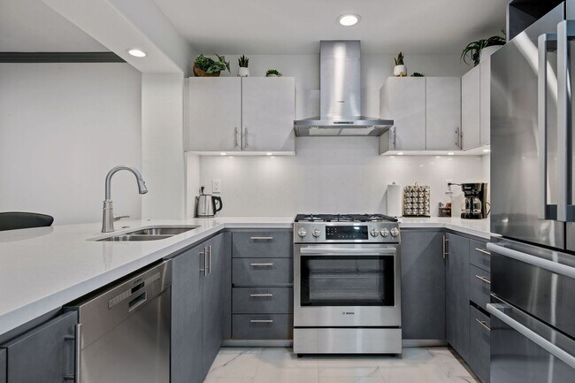 Building Photo - Fully Furnished 1BR/1BA – Top-Floor El Esc...