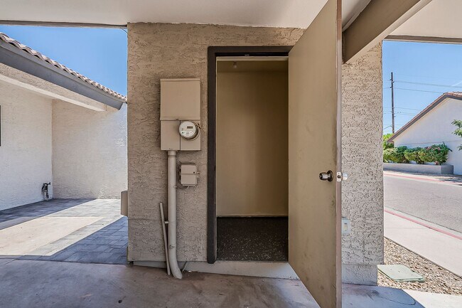 Building Photo - Fully Remodeled! 2 bed 2 bath Town-home in Central Phoenix!! Gated Community with Pool!