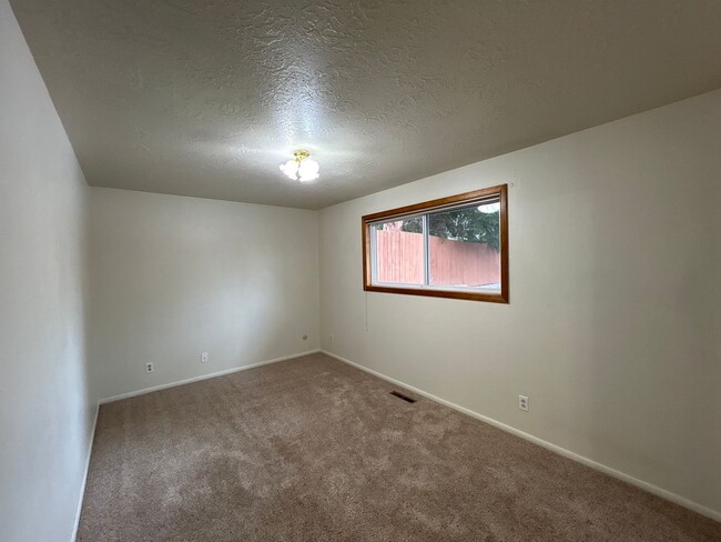Building Photo - 3 Bedroom / 2 Bathroom in Bend's Orchard D...