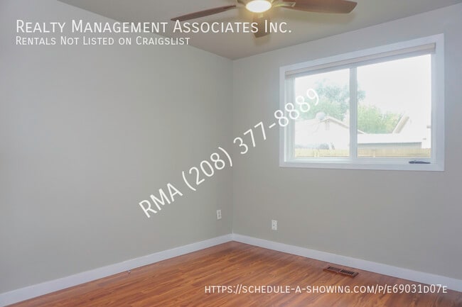 Building Photo - 1045 E Victory Rd