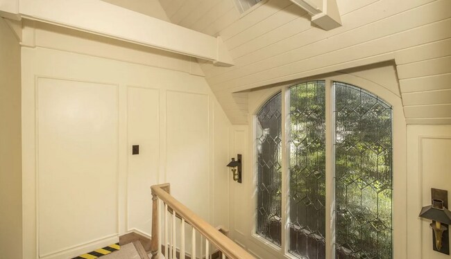 Building Photo - Charming Home w/ Beautifully Landscaped Ya...
