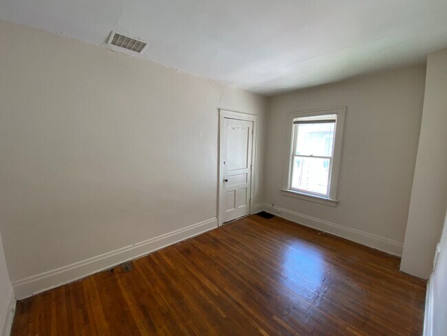 Building Photo - 323 E 18th Ave