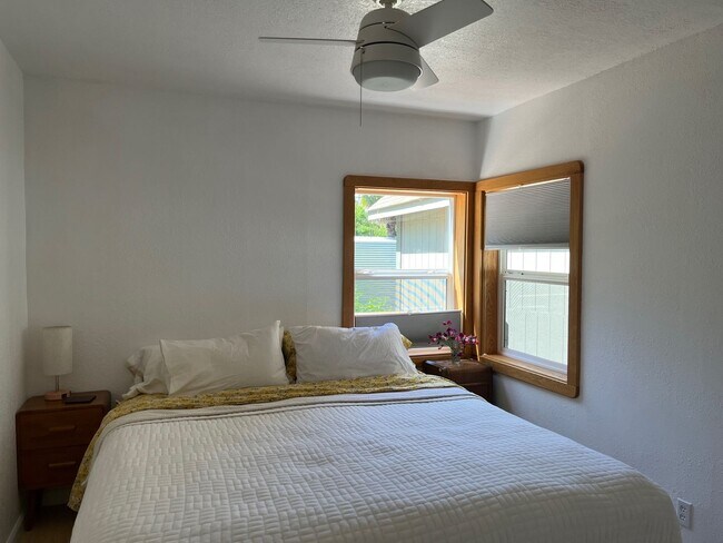 Building Photo - Charming 3 Bedroom, 2 Bathroom Home for Rent in Garberville  Non furnished Price $2,000. Furnishe...