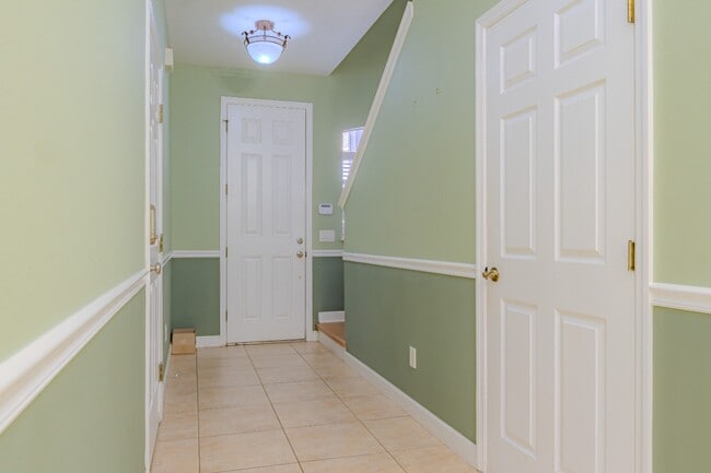 Building Photo - Modern 3-Bed Townhome with Garage & Patio in Casselberry – In-Unit Laundry, Central AC!