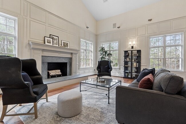 Building Photo - 451 Wellesley St